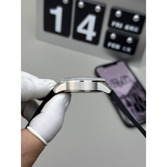 Jaeger LeCoultre - Polaris Date 42mm Stainless Steel Case Rubber Strap Black Dial BLSF Automatic Movement For Men