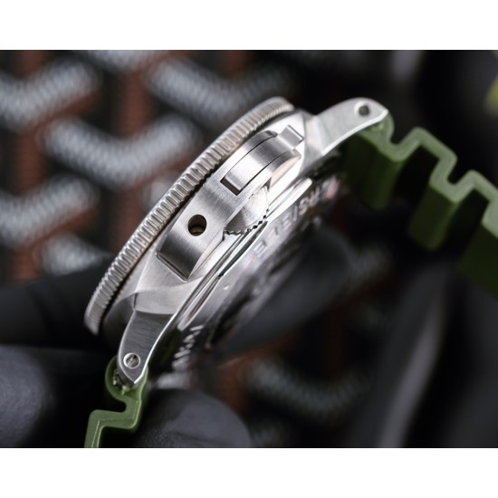 Panerai-Submersible PAM2223 42mm SS/RU White Dial VSF P900