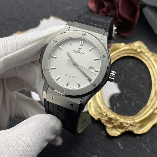 Hublot-Classic Fusion Titanium 42mm White HF HUB1110
